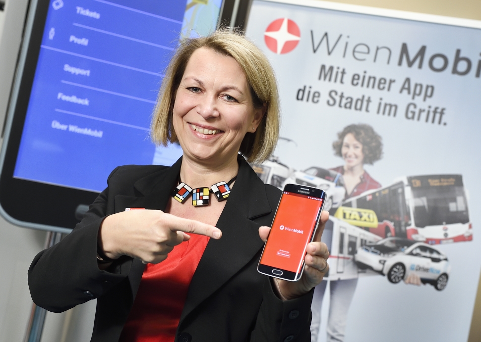 Wiener Linien Geschäftsführerin Alexandra Reinagl (rechts) präsentiert WienMobil, die neue App für intermodalen Verkehr in Wien.