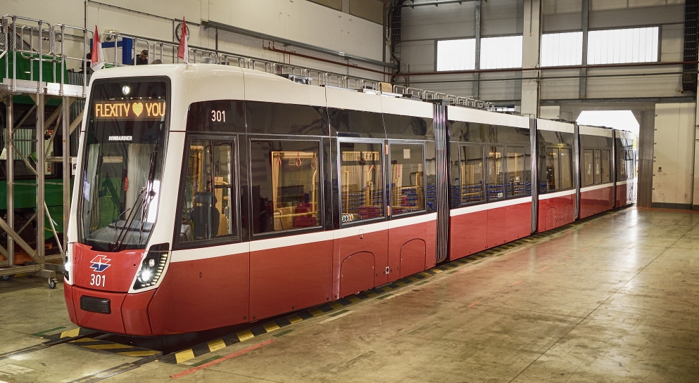 Flexity - die neue Straßenbahn für. Der erste Zug wird den Wiener Linien übergeben.