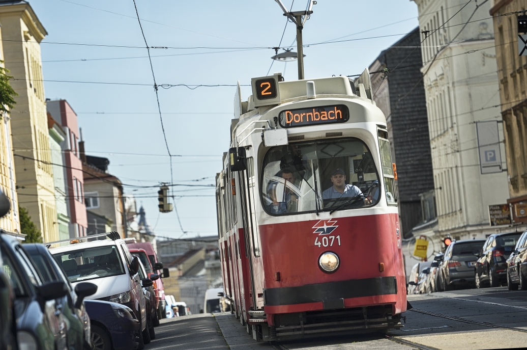 Straßenbahn der Linie 2 auf der geänderten Strecke mit der Endstelle Dornbach.