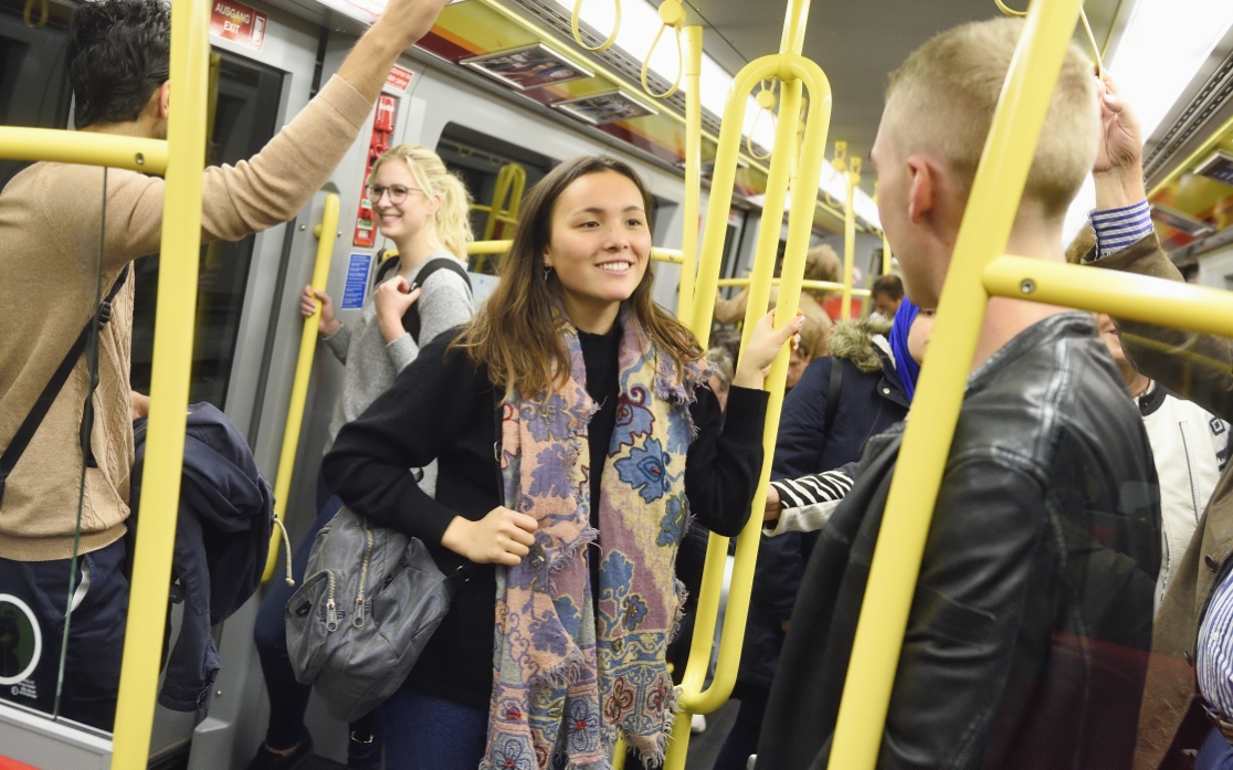 Studierende sind in Wien am besten mit U-Bahn, Bim und Bus unterwegs. Das Semesterticket kann übrigens bequem online gekauft werden.