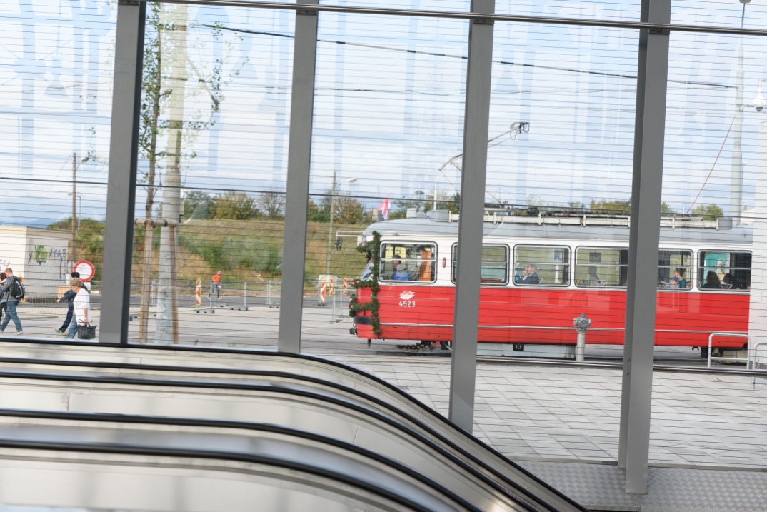 Vorbereitungen für die Eröffnung der U1 Erweiterung in der neuen Station Altes Landgut