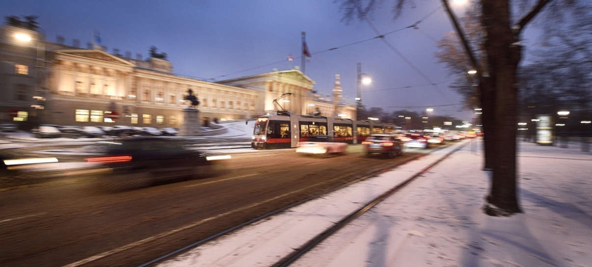 Straßenbahn vor dem Parlament.