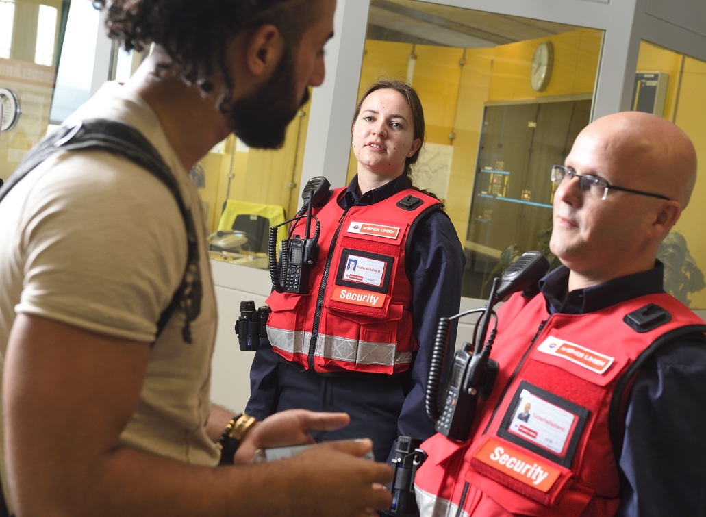 Im Rahmen des Sicherheits- und Servicepakets für die Öffis nehmen nun die ersten Sicherheits- und Service-Teams der Wiener Linien ihre Arbeit auf.