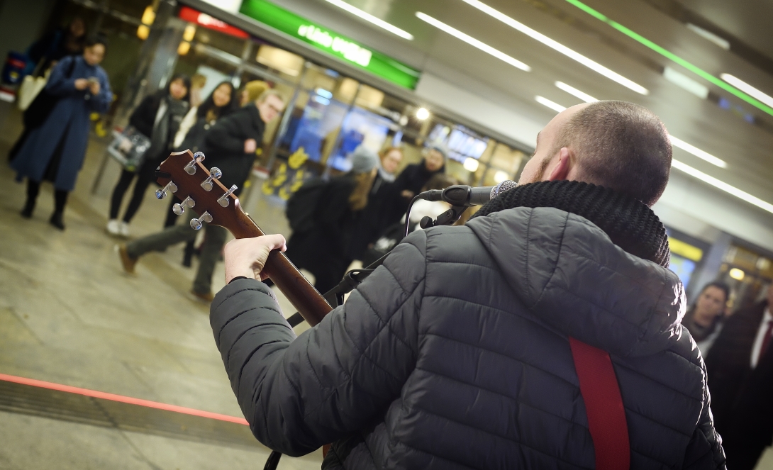 Im Netz der Wiener Linien spielen MusikerInnen in ausgewählten Stationen für die Fahrgäste. Hier in der Station Karlsplatz