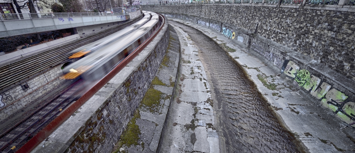 U-Bahn der Linie U4 zwischen den Stationen Kettenbrückengasse und Pilgramgasse.