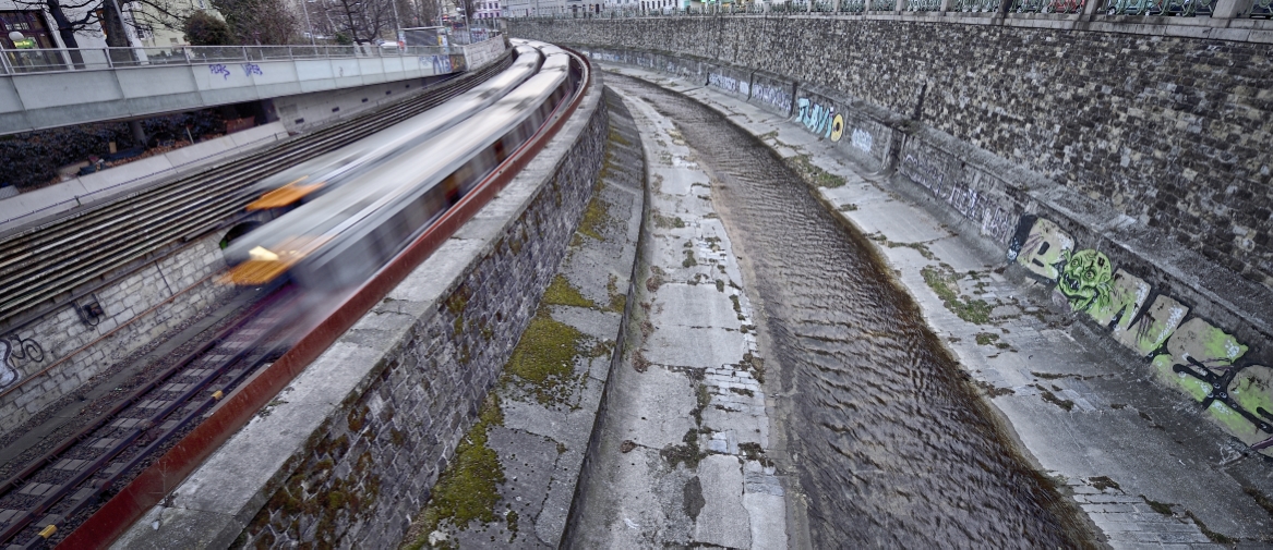 U-Bahn der Linie U4 zwischen den Stationen Kettenbrückengasse und Pilgramgasse.