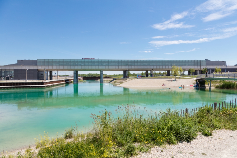 Badegäste im Bereich der U2-Seestadt.