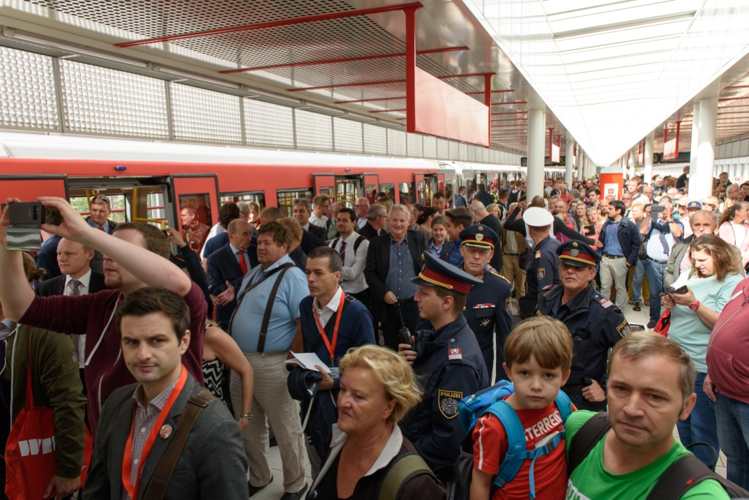 Medienrummel in der neu eröffneten U1 Station Oberlaa