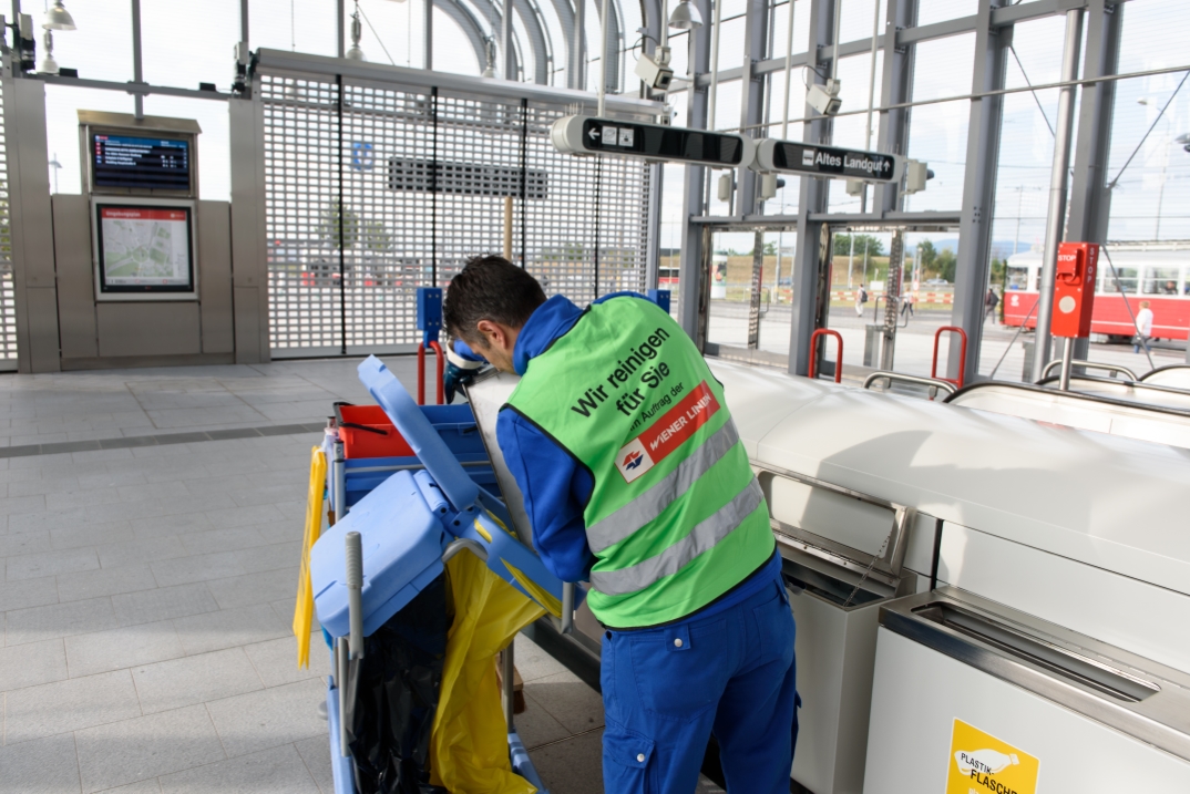 Vorbereitungen für die Eröffnung der U1 Erweiterung in der neuen Station Altes Landgut