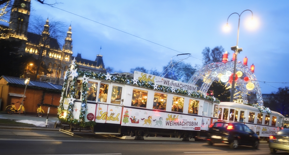 Die Ströck-Weihnachtsbim dreht auch heuer wieder ihre Runden, hier zu sehen beim Rathausplatz.