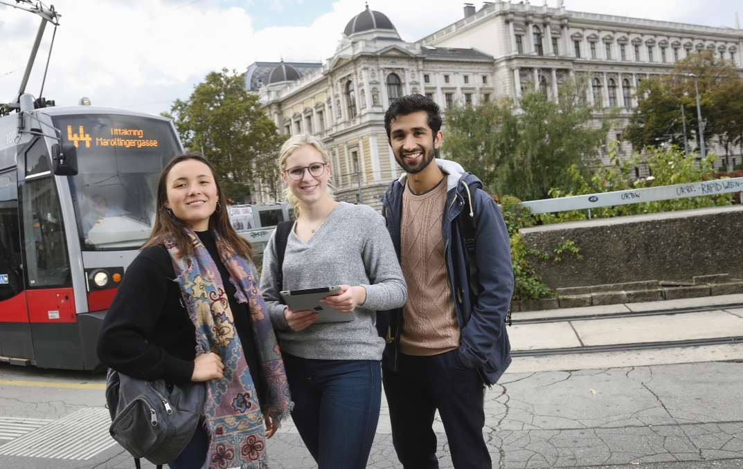 Studierende sind in Wien am besten mit U-Bahn, Bim und Bus unterwegs. Das Semesterticket kann übrigens bequem online gekauft werden.