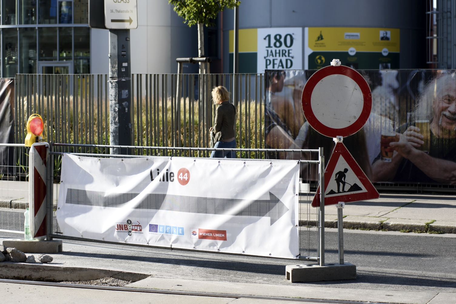 Die Linien 2, 9 und 44 sind wieder unterwegs. Alle weiteren Arbeiten am Platz folgen unter laufendem Betrieb.