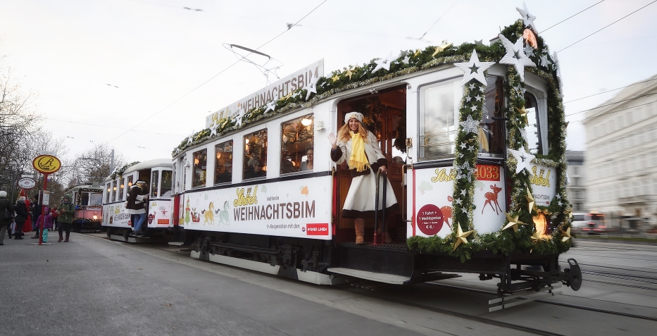 Die Ströck-Weihnachtsbim dreht auch heuer wieder ihre Runden, hier zu sehen am Karlsplatz.