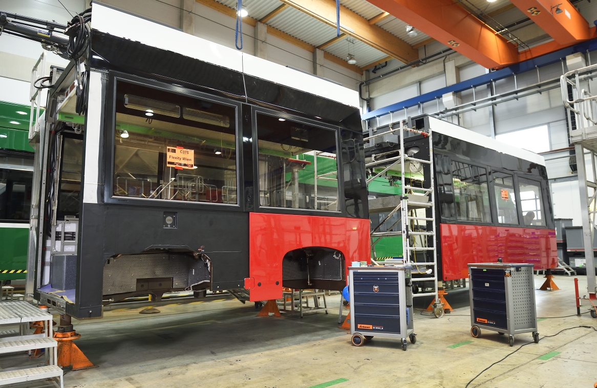 Herstellung der neuen Flexity-Straßenbahn für Wien durch die Firma Bombardier.