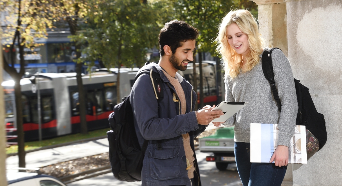 Studierende sind in Wien am besten mit U-Bahn, Bim und Bus unterwegs. Das Semesterticket kann übrigens bequem online gekauft werden.