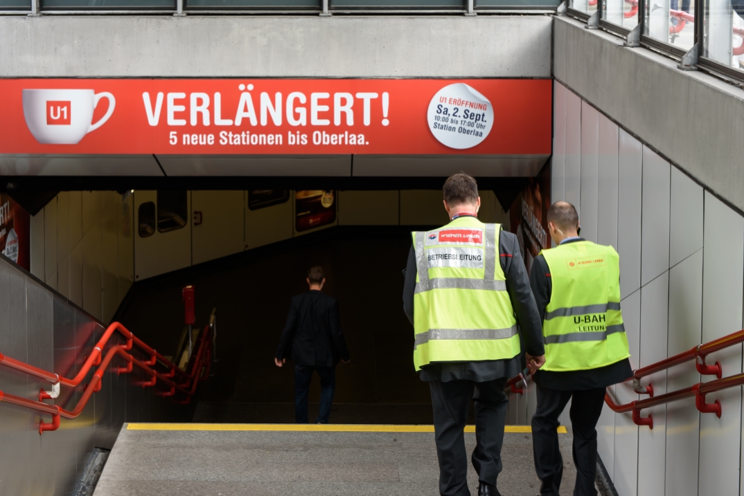 Mitarbeiter der Wienerlinien bereiten