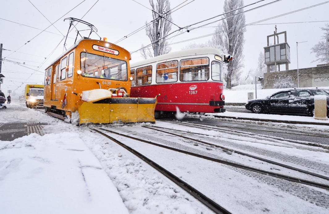 Bei Schneefall sind die Einsatzkräfte der Wiener Linien bemüht Behinderungen zu vermeiden.