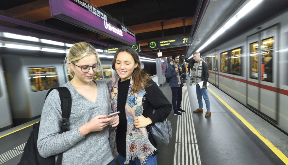 Studierende sind in Wien am besten mit U-Bahn, Bim und Bus unterwegs. Das Semesterticket kann übrigens bequem online gekauft werden.