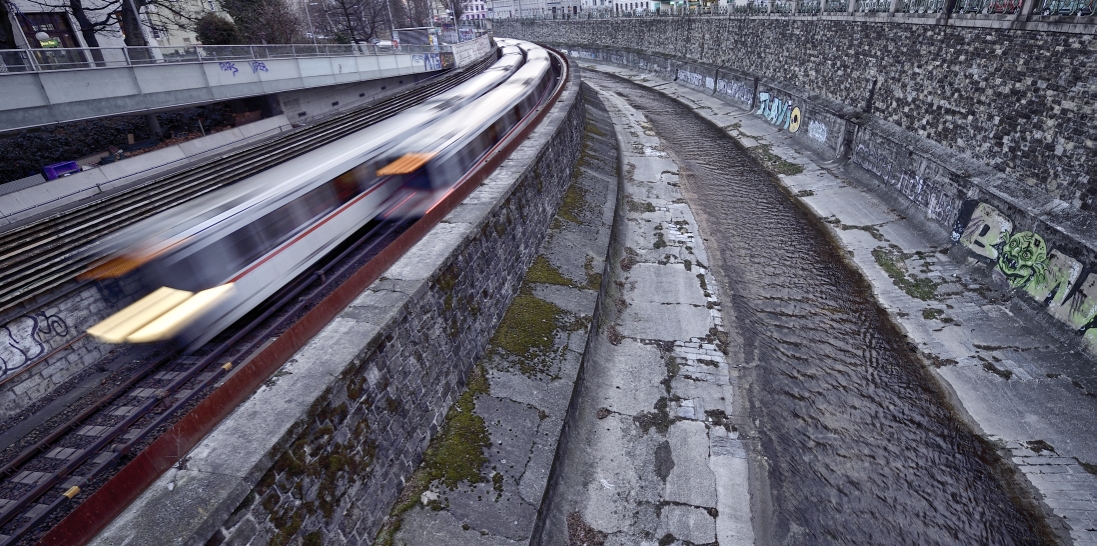 U-Bahn der Linie U4 zwischen den Stationen Kettenbrückengasse und Pilgramgasse.