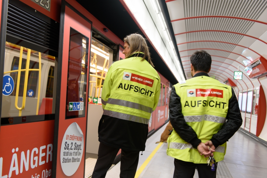 Vorbereitungen für die Eröffnung der U1 Erweiterung in der neuen U1 Station Troststrasse