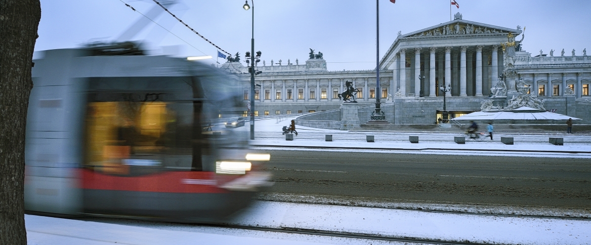 Straßenbahn vor dem Parlament.