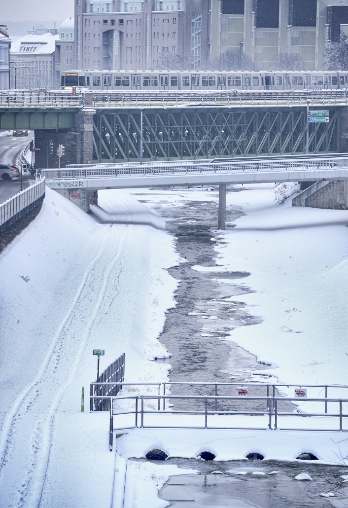 U-Bahn der Linie U4 auf der Brücke vor der Endstelle Hütteldorf