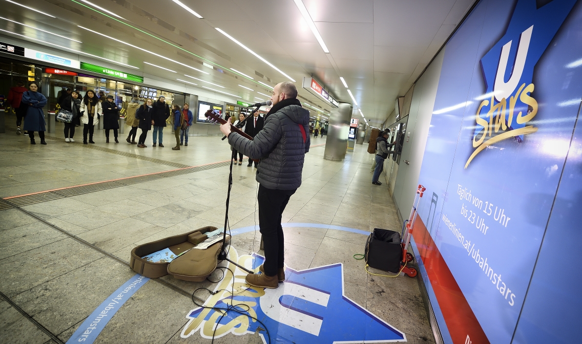 Im Netz der Wiener Linien spielen MusikerInnen in ausgewählten Stationen für die Fahrgäste. Hier in der Station Karlsplatz