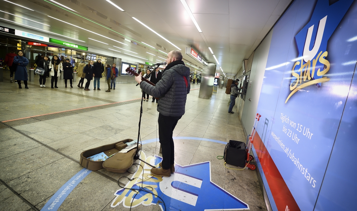 Im Netz der Wiener Linien spielen MusikerInnen in ausgewählten Stationen für die Fahrgäste. Hier in der Station Karlsplatz