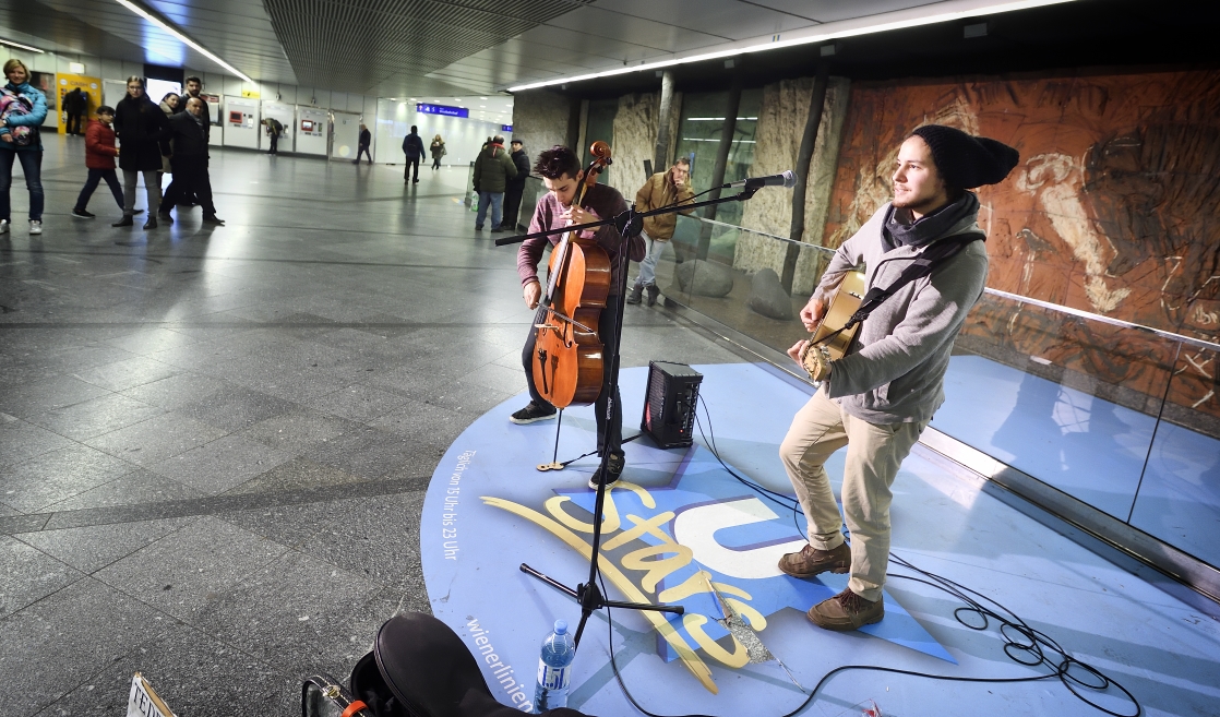 Im Netz der Wiener Linien spielen MusikerInnen in ausgewählten Stationen für die Fahrgäste. Hier in der Station Westbahnhof.