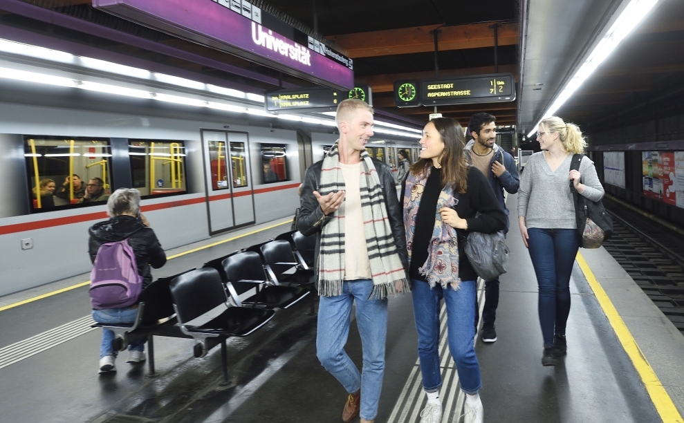 Studierende sind in Wien am besten mit U-Bahn, Bim und Bus unterwegs. Das Semesterticket kann übrigens bequem online gekauft werden.