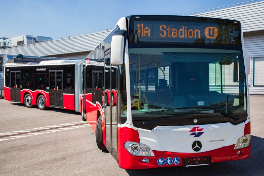 Erster XL-Gelenkbus in Wien angekommen