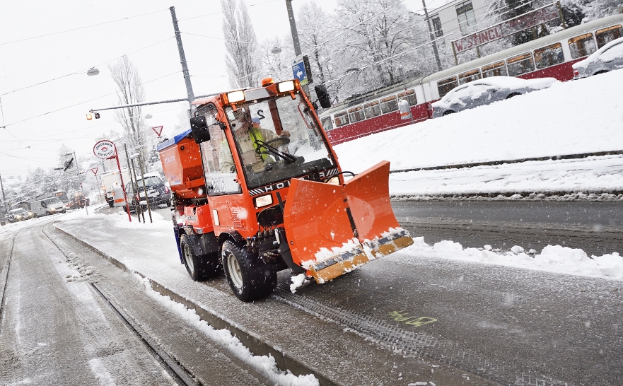 Bei Schneefall sind die Einsatzkräfte der Wiener Linien bemüht Behinderungen zu vermeiden.