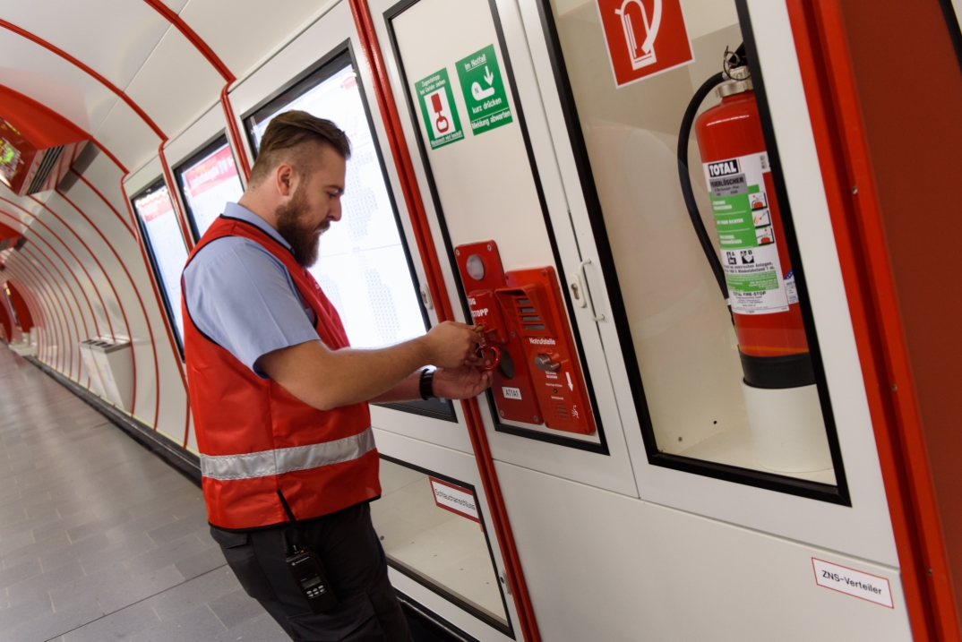 Vorbereitungen für die Eröffnung der U1 Erweiterung in der neuen Station Altes Landgut