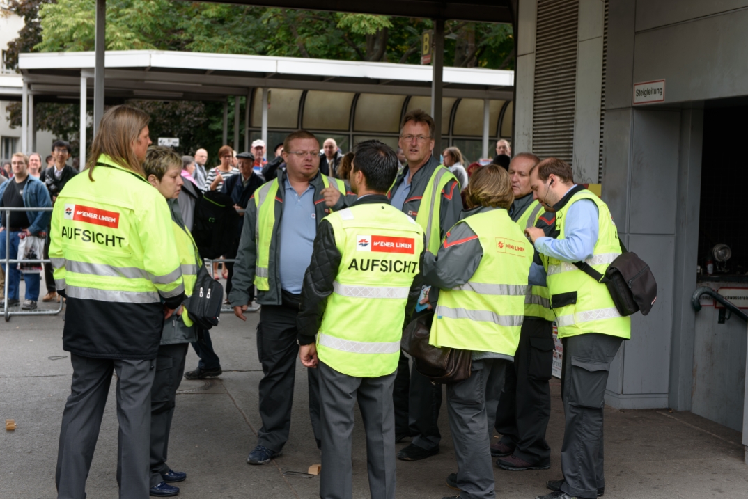 mitarbeiter und VIPs versammeln sich am Reumannplatz anlässlich der feierlichen Eröffnung der U1 verlängerung