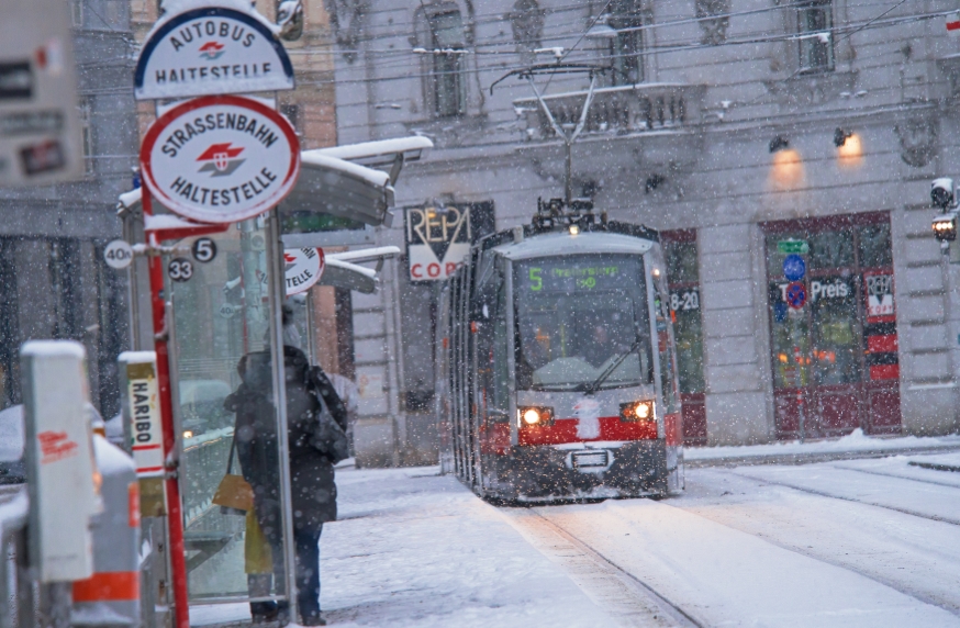 Linie 5 kurz vor der Station Nußdorferstraße/Alserbachstraße