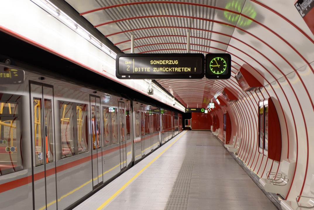 Vorbereitungen für die Eröffnung der U1 Erweiterung in der neuen U1 Station Troststrasse