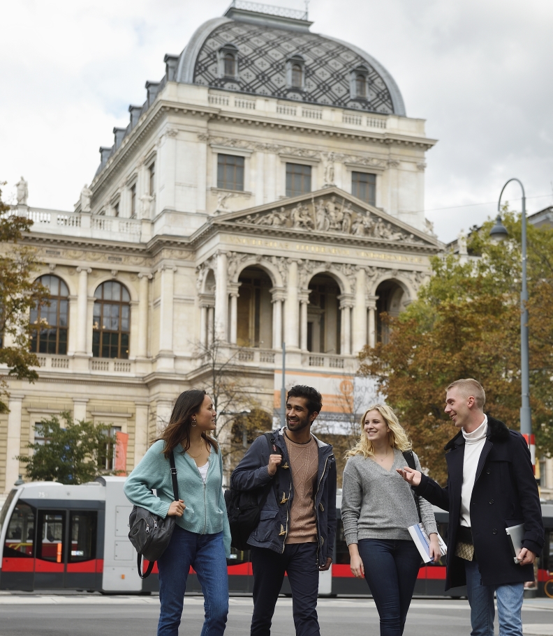 Studierende sind in Wien am besten mit U-Bahn, Bim und Bus unterwegs. Das Semesterticket kann übrigens bequem online gekauft werden.