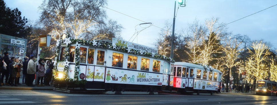 Die Ströck-Weihnachtsbim dreht auch heuer wieder ihre Runden, hier zu sehen beim Rathausplatz.