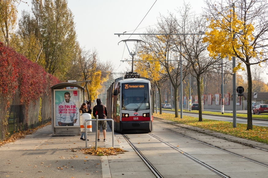 Linie 25 in der Langobardenstraße Fahrtrichtung Floridsdorf