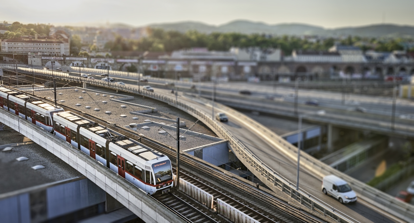 Zug der Linie U6 im Bereich der Station Spittelau