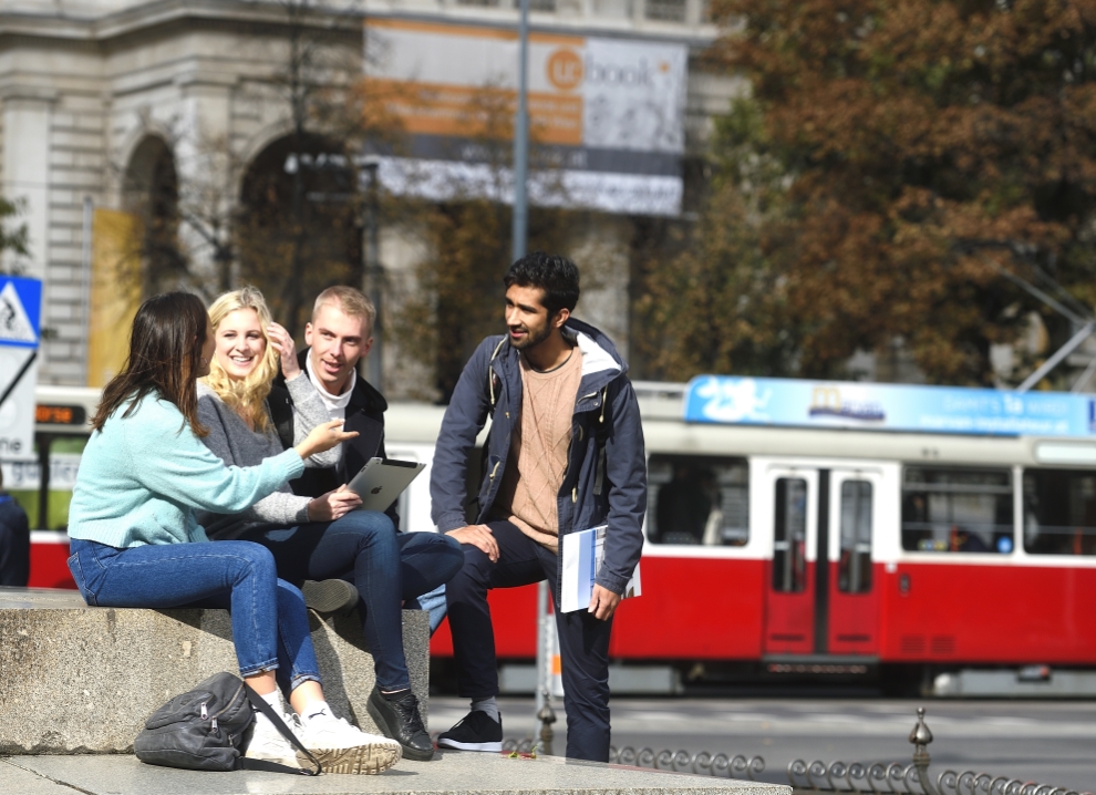 Studierende sind in Wien am besten mit U-Bahn, Bim und Bus unterwegs. Das Semesterticket kann übrigens bequem online gekauft werden.