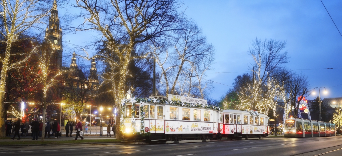 Die Ströck-Weihnachtsbim dreht auch heuer wieder ihre Runden, hier zu sehen beim Rathausplatz.