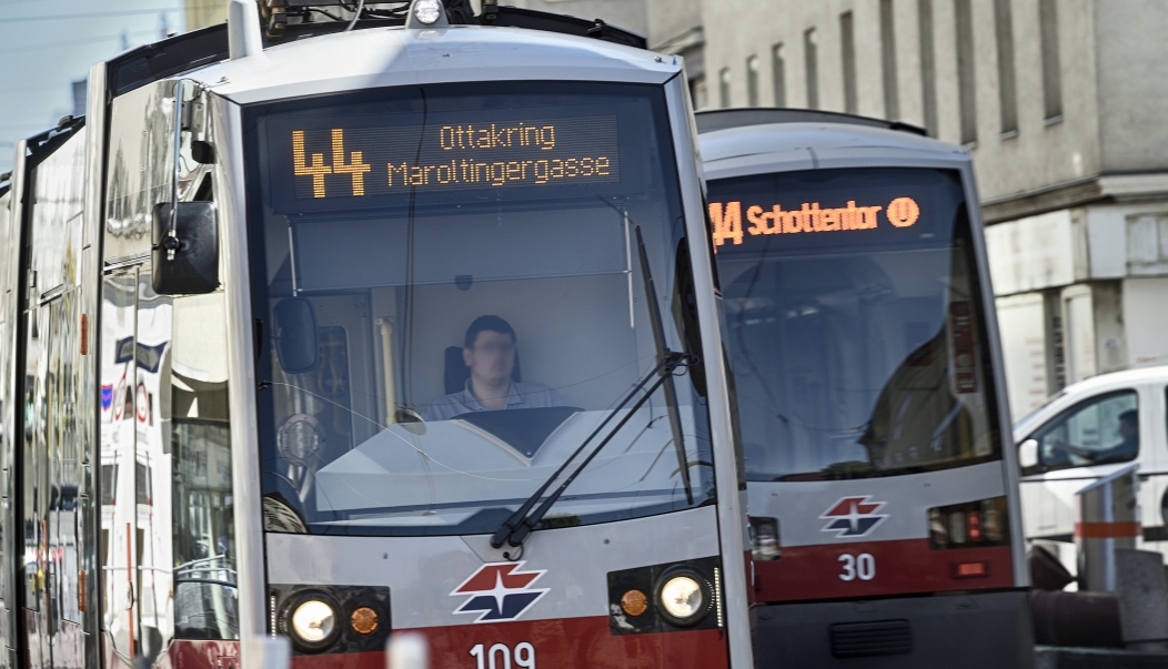 Straßenbahn der Linie 44 auf der geänderten Strecke mit der Endstelle Maroltingergasse.