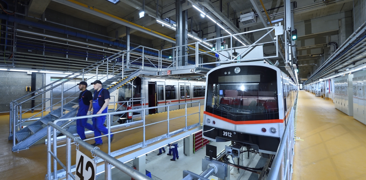 Neuer Betriebsbahnhof Heiligenstadt in Betrieb. Auf rund 24.000 m² wurden insgesamt fünf Hallen zur Wartung der Züge errichtet.