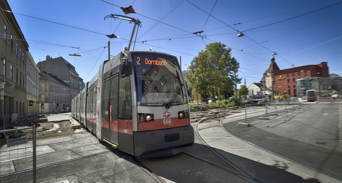 Straßenbahn der Linie 2 auf der geänderten Strecke mit der Endstelle Dornbach.