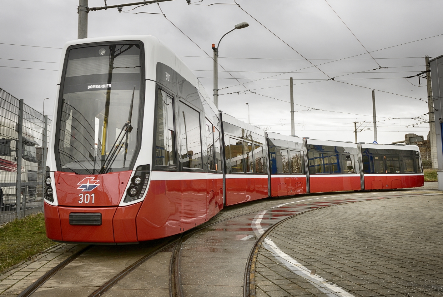 Flexity - die neue Straßenbahn für. Der erste Zug wird den Wiener Linien übergeben.