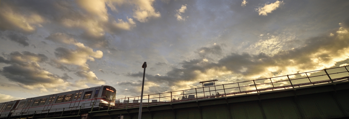 U-Bahn der Linie U4 auf der Brücke vor der Endstelle Hütteldorf