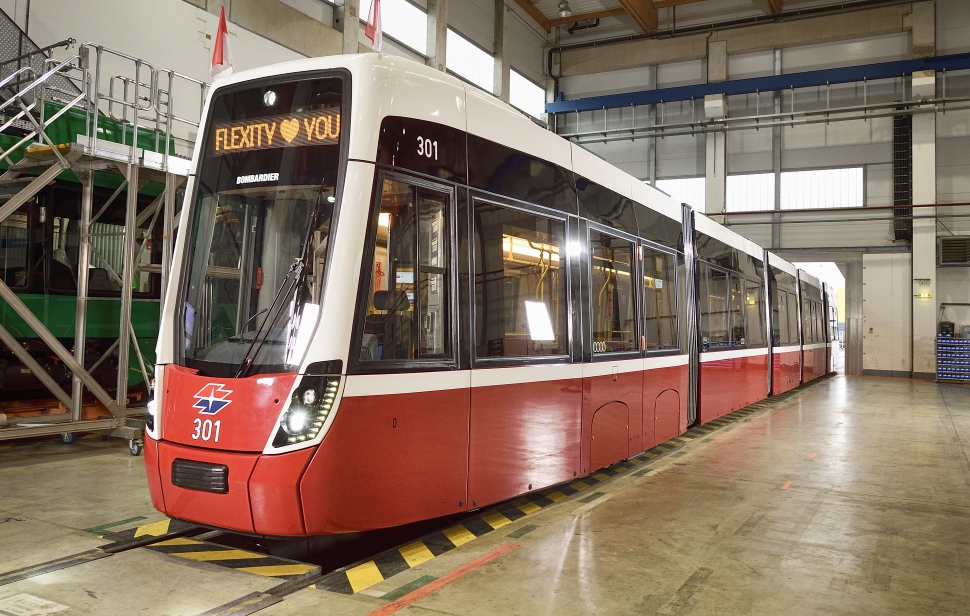 Flexity - die neue Straßenbahn für. Der erste Zug wird den Wiener Linien übergeben.