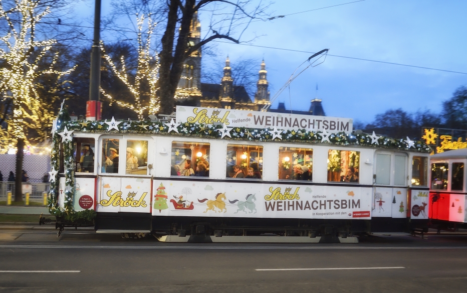 Die Ströck-Weihnachtsbim dreht auch heuer wieder ihre Runden, hier zu sehen beim Rathausplatz.