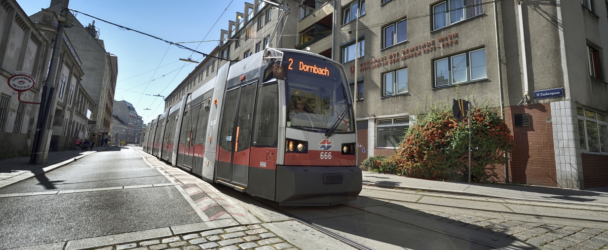 Straßenbahn der Linie 2 auf der geänderten Strecke mit der Endstelle Dornbach.